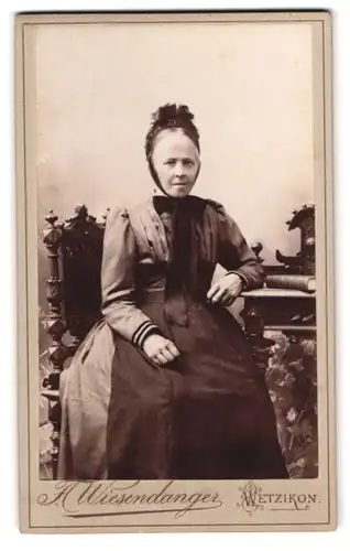 Fotografie A. Wiesendanger, Wetzikon, Portrait betagte hübscge Frau mit Rüschenhaarschmuck