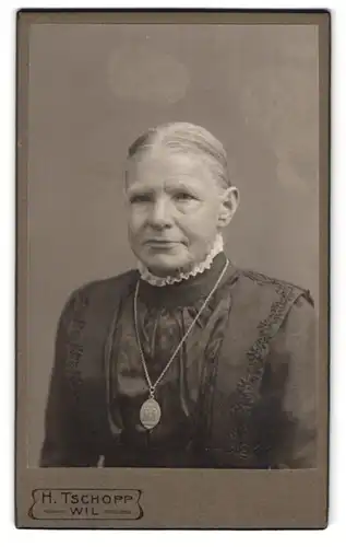 Fotografie T. Tschopp, Wyl, Mattstrasse, Portrait betagte hübsche Dame mit Rüschenkragen und Amulettkette