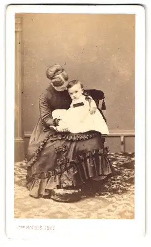 Fotografie C. Houppe, St-Omer, 11 Place de l'Arsenal, Portrait stolze junge Mutter mit niedlichem Kind im weissen Kleid