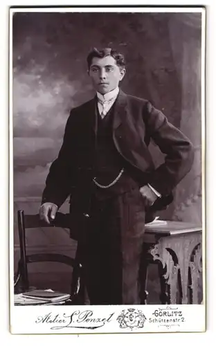 Fotografie L. Prenzel, Görlitz, Schützenstr. 2, Portrait charmanter junger Mann im eleganten Anzug