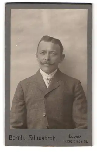 Fotografie Bernh. Schwabroh, Lübeck, Fischergrube 35, Portrait charmanter junger Mann mit Schnurrbart