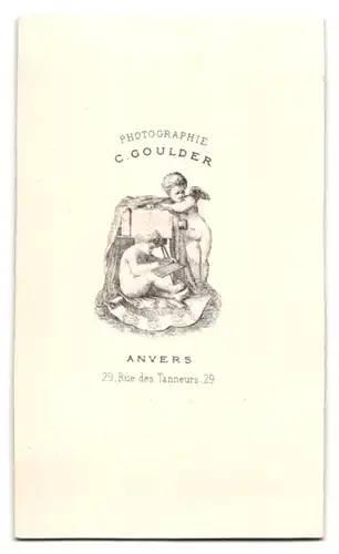 Fotografie C. Goulder, Anvers, 29. Rue des Tanneurs, fein gekleideter Mann mit Oberlippen- und Kotlettenbart