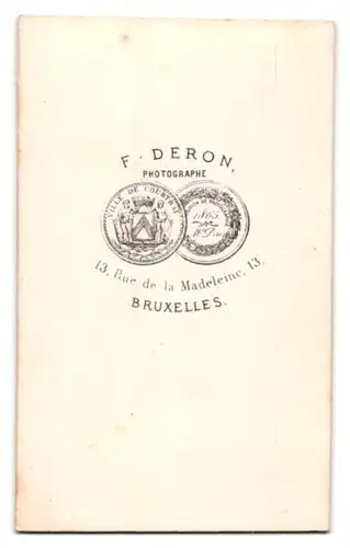 Fotografie F. Deron, Bruxelles, 13 Rue de la Madeleine, junger Herr mit Mantel und Oberlippenbart