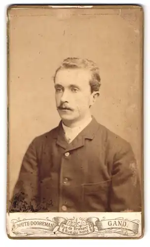 Fotografie H. Boute Dooreman, Gand, 23 Rue de Brabant, 6. Rue du Nord, junger Mann mit feinem Anzug und Oberlippenbart