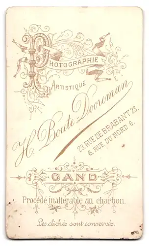 Fotografie H. Boute Dooreman, Gand, 23 Rue de Brabant, 6. Rue du Nord, junger Mann mit feinem Anzug und Oberlippenbart