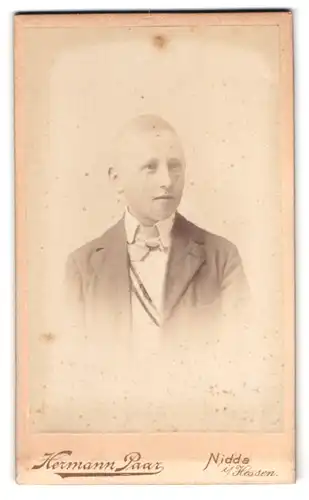 Fotografie Hermann Paar, Nidda i. Hessen, Bahnhofstrasse, Junge im feinen Anzug