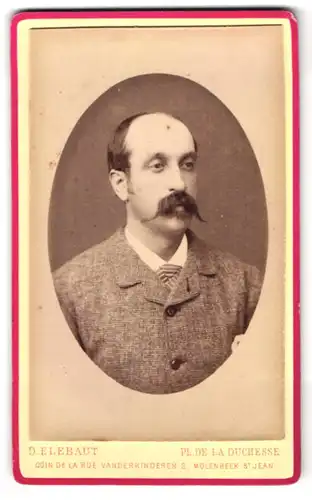 Fotografie D. Elebaut, Bruxelles-Molenbeek, Place de la Duchesse, gut angezogener Mann mit ausgeprägtem Schnautzer