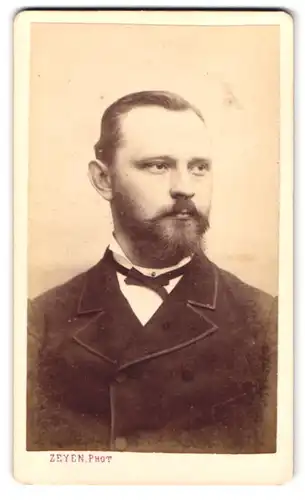 Fotografie L. H. Zeyen, Liége, 137 B. de la. Sauveniére, junger Herr im Anzug mit Fliege und Vollbart