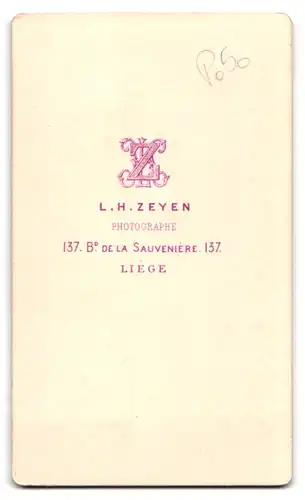 Fotografie L. H. Zeyen, Liége, 137 B. de la. Sauveniére, junger Herr im Anzug mit Fliege und Vollbart