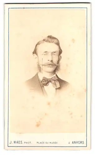 Fotografie J. Maes, Anvers, Place du Musée, gut gekleideter Mann mit Brille und ausgeprägten Oberlippenbart