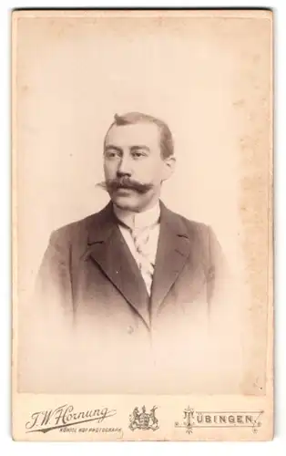 Fotografie J. W. Hornung, Tübingen, Uhlandstrasse, junger Geschäftsmann mit ausgeprägten Oberlippenbart
