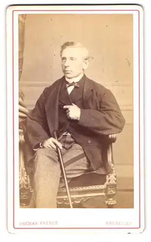 Fotografie Ghémar Frères, Bruxelles, 27, Rue de l`Écuyer, 27, Portrait charmanter Herr in zeitgenössischer Kleidung