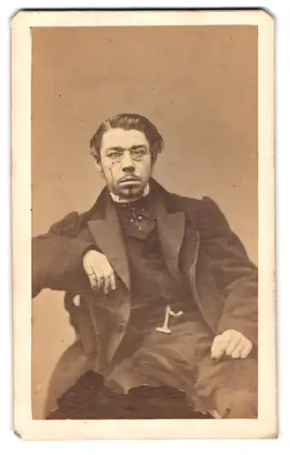 Fotografie J. Géruzet, Bruxelles, 27 bis, Rue de l`Ecuyer, Portrait bürgerlicher Herr mit Zwicker und Bart