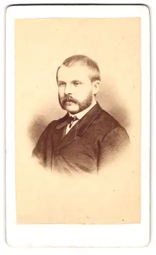 Fotografie Gummarus Ryssens, Antwerpen, Portrait junger Herr im Anzug mit Backenbart