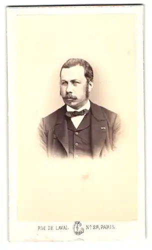 Fotografie L. Cremière & Cie, Paris, 28, Rue de Laval, Portrait eleganter Herr mit Oberlippenbart