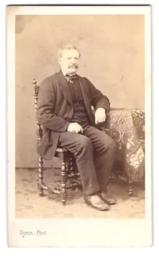 Fotografie Eymin, Vienne, Place de la Caserne, 19, Portrait bürgerlicher Herr mit Schnurrbart