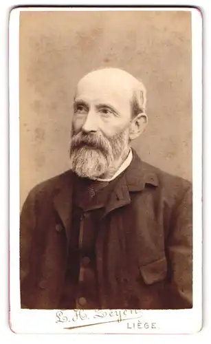 Fotografie L. H. Zeyen, Liège, Boulevard de la Sauvenière 137, Portrait älterer Herr in modischer Kleidung mit Volbart