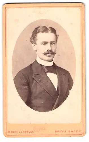 Fotografie W. Kuntzemüller, Baden Baden, Eisenbahn-Strasse 3, Portrait eleganter Herr mit Zwirbelbart