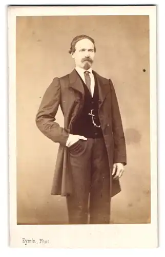 Fotografie Eymin, Vienne, Place de la Caserne, 19, Portrait modisch gekleideter Herr mit Victor Emanuel Bart