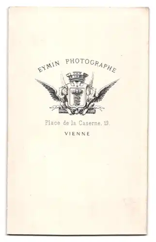 Fotografie Eymin, Vienne, Place de la Caserne, 19, Portrait modisch gekleideter Herr mit Victor Emanuel Bart