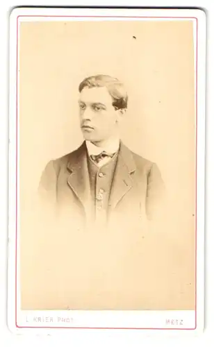 Fotografie L. Krier, Metz, Portrait junger Herr im Anzug mit Fliege