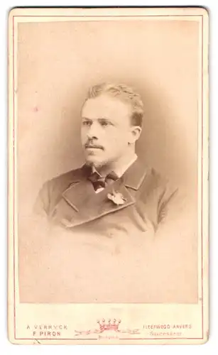 Fotografie A. Verryck, Anvers, Place de Meir 81, Portrait junger Herr im Anzug mit Fliege