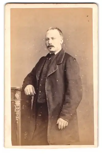 Fotografie Louis Ferré, Le Mans, 18, Rue du Boug d`Anguy, 18, Portrait modisch gekleideter Herr mit Schnurrbart