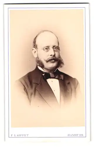 Fotografie F. L. Giffey, Hamburg, Ferdinandstrasse 57, Portrait eleganter Herr mit Brille und Backenbart