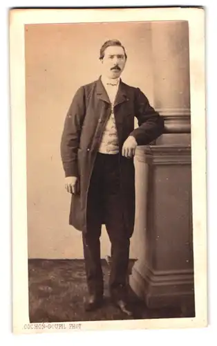 Fotografie Cochon-Goupil, Mayenne, Portrait junger Herr in modischer Kleidung