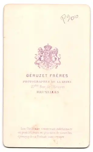 Fotografie Geruzet Freres, Bruxelles, 27 Rue de l'Ecuyer, Portrait Herr mit Vollbart trägt Anzug & Fliege