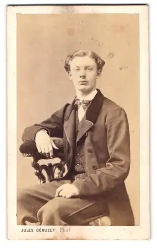 Fotografie Jules Géruzet, Bruxelles, 27 Rue de L`Ecuyer, schlaksiger junger Mann im Anzug