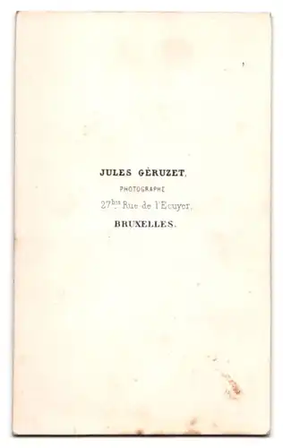 Fotografie Jules Géruzet, Bruxelles, 27 Rue de L`Ecuyer, schlaksiger junger Mann im Anzug