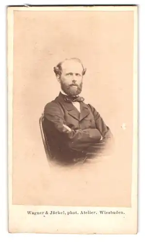 Fotografie Wagner & Jäckel, Wiesbaden, Mann im Gehrock mit Vollbart