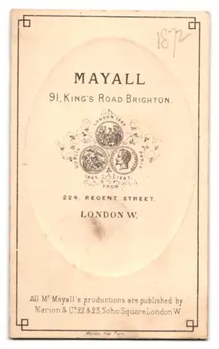 Fotografie Mayall, London, 91 Kings`s Road Brighton, älterer Herr liest in einem Buch