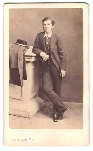 Fotografie J. Avignon, Cours Sablon, 4 Boulevard de Séminaire, junger Mann in lässiger Pose