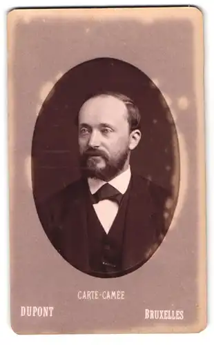 Fotografie Dupont, Bruxelles, 67 Rue Neuve, Bürgerlicher Herr mit wässrigem Blick