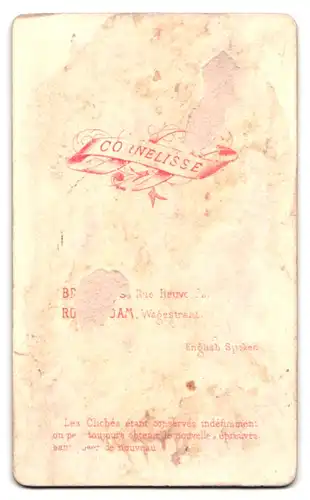 Fotografie Cornelisse, Bruxelles, Rue Neuve 22, Herr im Mantel mit Vollbart