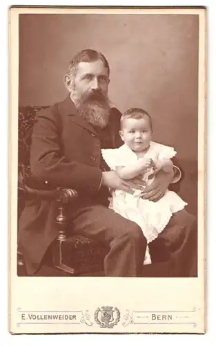 Fotografie E. Vollenweider, Bern, Postgasse 68, Grossvater mit Enkelkind