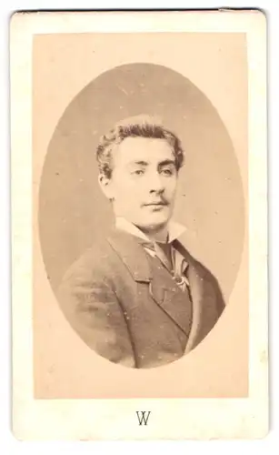 Fotografie Atelier Wenceslas, Avignon, 4 Rue Perarque, Portrait Bursche im modischen Sonntagsanzug