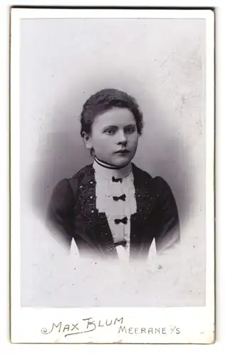 Fotografie MaxBlum, Meerane i. S., Poststrasse 59, Portrait Mädchen trägt ihr Festtagskleid