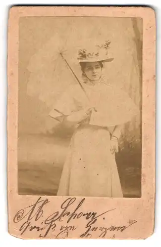 Fotografie Fotograf und Ort unbekannt, junge Dame mit Schirm & Hut höfisch gekleidet