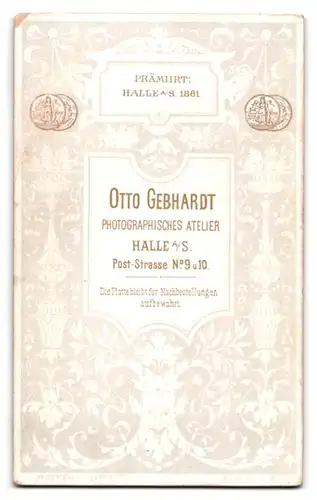 Fotografie Otto Gebhardt, Halle / Saale, Poststr. 9-10, niedlicher Knabe mit Spielzeug-Pferd