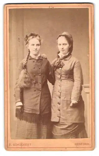 Fotografie E. Schuckert, Herford, Brüderstr. 352, hübsche Mädchen mit Zopf tragen Biedermeierkleid und Mantel