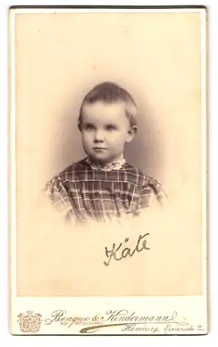 Fotografie Benque & Kindermann, Hamburg, Esplanade 2, Portrait Catharina im karierten Kleid mit Rüschenkragen