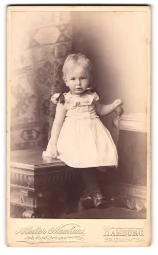 Fotografie Atelier Nauhaus, Hamburg, Speersort 24, Portrait kleines Mädchen im weissen Kleid mit Schleifen