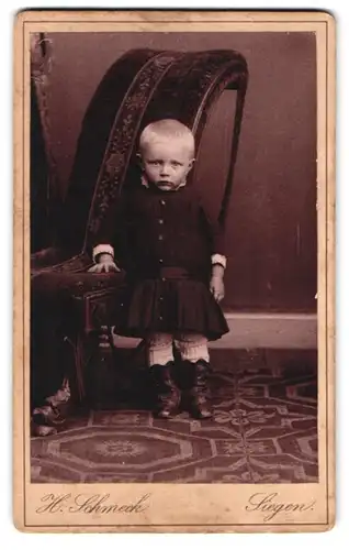 Fotografie H. Schmeck, Siegen, Bahnhofstr., Portrait kleines Kind im schwarzen Kleid mit blonden Haaren
