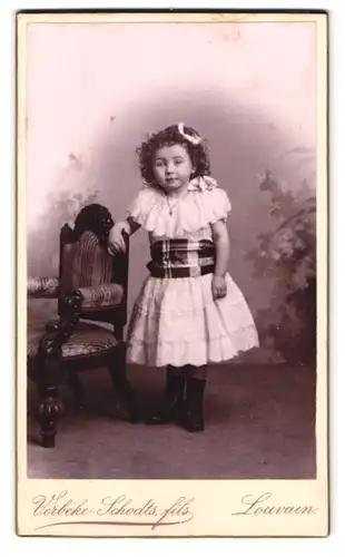 Fotografie Verbeke-Schodts, Louvrain, Rue de Bruxelles 20, Portrait Mädchen im Kleid mit Schleife und Locken