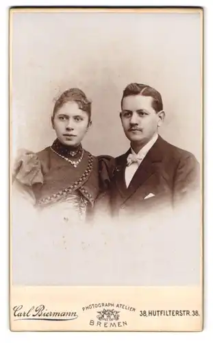 Fotografie Carl Biermann, Bremen, Hutfilterstr. 38, Portrait Eheleute im Anzug und Kleid mit Brosche