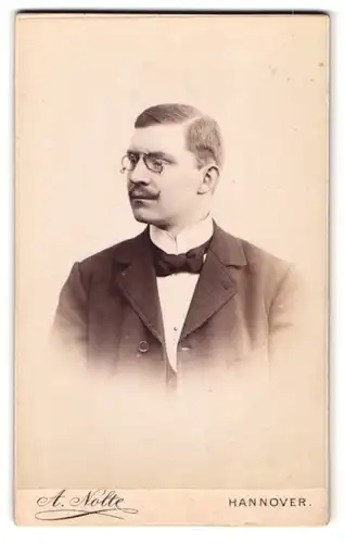 Fotografie A. Nolte, Hannover, Holzmarkt 6, Portrait Herr im Anzug mit Zwicker Brille und Fliege