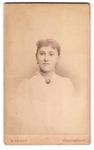 Fotografie H. Thorun, Königsberg i. Pr., Tragheimer Kirchstr. 35, Portrait junge Frau im weissen Kleid mit Brosche